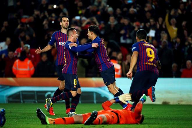 Juan Soriano se lamenta ante la celebración de los jugadores del Barça.