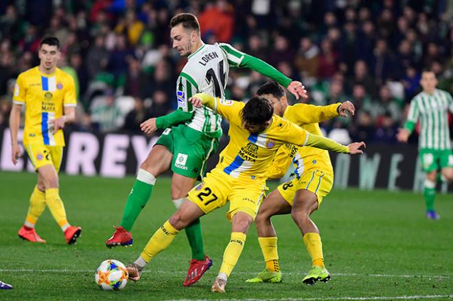 Lluís López arrebata un balón a Loren (Foto: Kiko Hurtado).