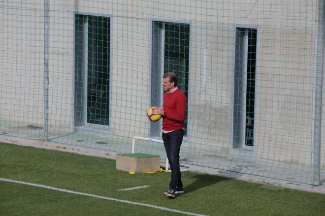 El director deportivo del Cádiz, Óscar Arias, atento al entrenamiento del equipo (Foto: Cristo García).