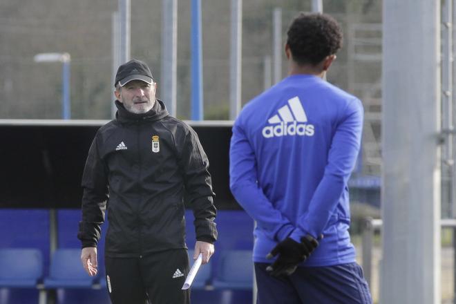 Anquela da instrucciones a Bárcenas en un entrenamiento (Foto: Luis Manso)