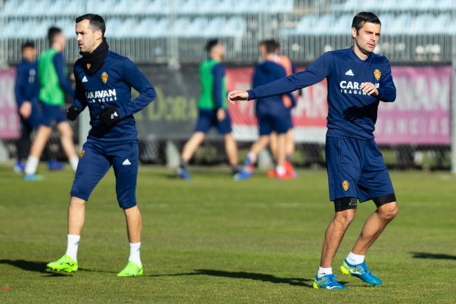 Miguel Linares y Chechu Dorado en un entrenamiento del Real Zaragoza en la Ciudad Deportiva (Foto: Daniel Marzo).