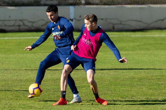 Diego Aguirre y Marc Aguado  en un entrenamiento del Real Zaragoza en la Ciudad Deportiva (Foto: Daniel Marzo).