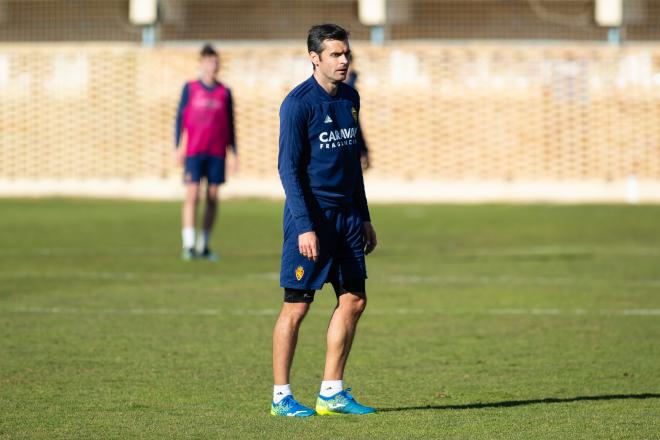 Chechu Dorado en un entrenamiento del Real Zaragoza en la Ciudad Deportiva (Foto: Daniel Marzo).