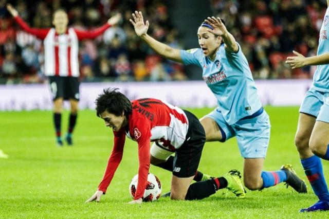 Erika Vázquez cae al verde ante una defensora colchonera (Foto: Edu del Fresno).