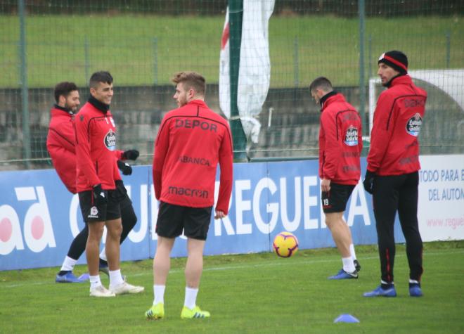 Los jugadores del Deportivo realizan un rondo en el entrenamiento (Foto: Iris Miquel).