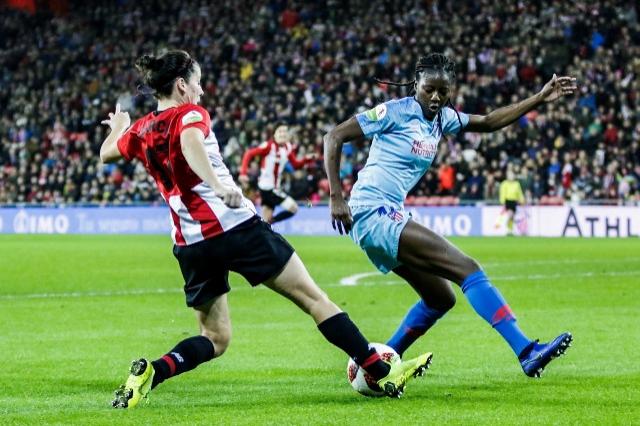 Lucía García trata de controlar un balón ante Tounkara (Foto: Edu del Fresno).