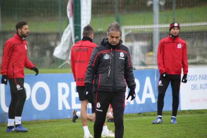 Natxo González supervisa el entrenamiento del Deportivo en Abegondo (Foto: Iris Miquel)