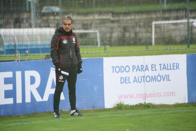 Natxo González supervisa el entrenamiento del Deportivo en Abegondo (Foto: Iris Miquel).