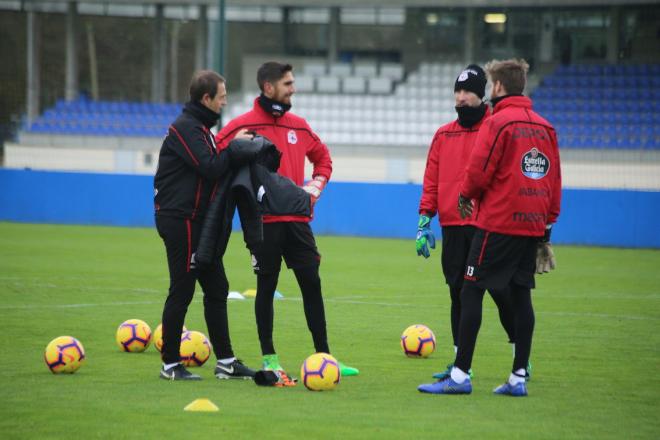 Ortolà, Dani Giménez y Alex Cobo, en un entrenamiento del Deportivo en Abegondo (Foto: Iris Miquel).