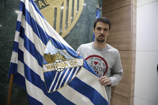 Erik Morán con la bandera del Málaga.