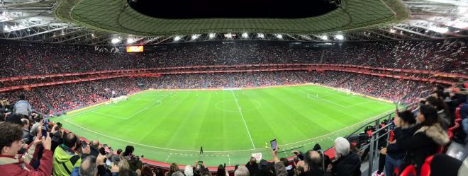 Los móviles iluminan un San Mamés abarrotado con el Athletic Club-Atlético de Madrid Femenino.