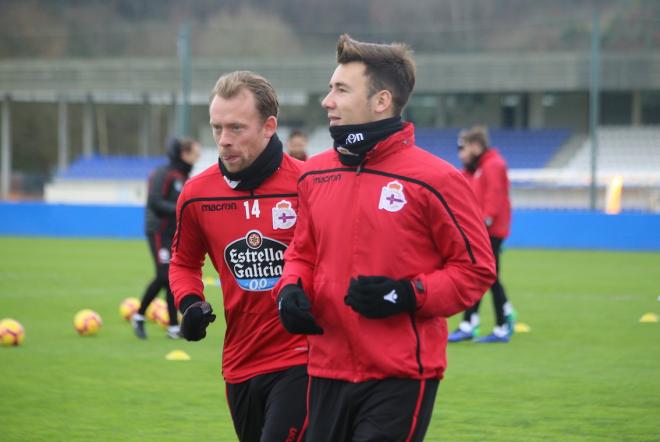 Saúl y Krohn-Dehli, entrenan al margen del grupo en Abegondo (Foto: Iris Miquel).