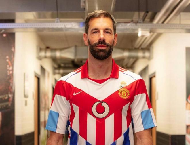 Van Nistelrooy posa con una camiseta con todos los equipos en los que jugó, entre ellos el Málaga.