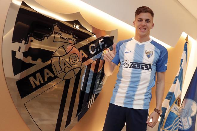 Iván Alejo, tras firmar, con su nueva camiseta (Foto: Málaga CF).
