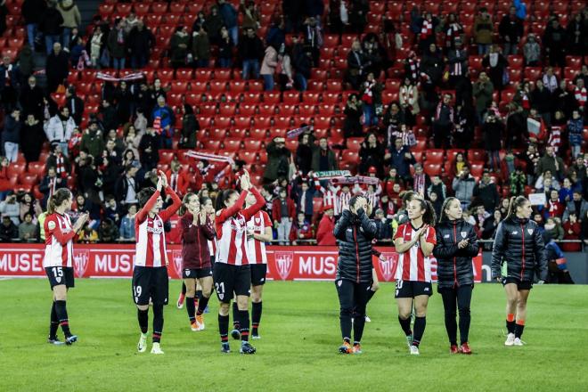 El Athletic Femenino agradece a San Mamés su apoyo infatigable ante el Atlético (Foto: Edu del Fresno).