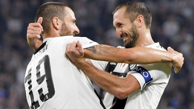 Leo Bonucci y Giorgio Chiellini se abrazan tras un gol con la Juventus.