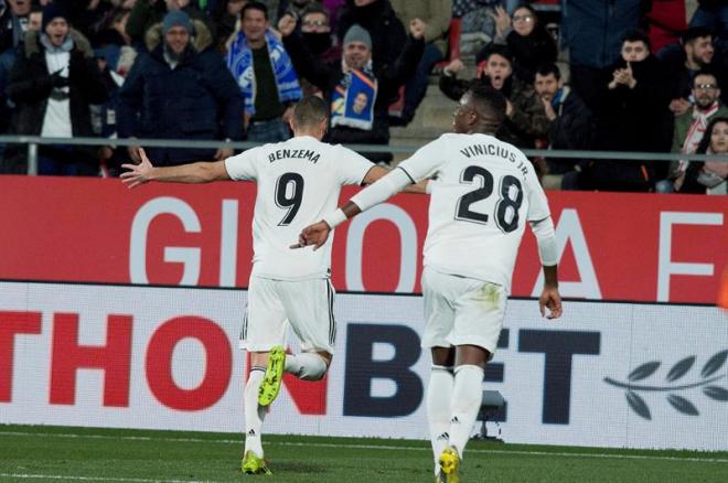 Benzema celebra uno de sus goles con Vinícius en el Girona-Real Madrid de Copa del Rey en Montilivi.