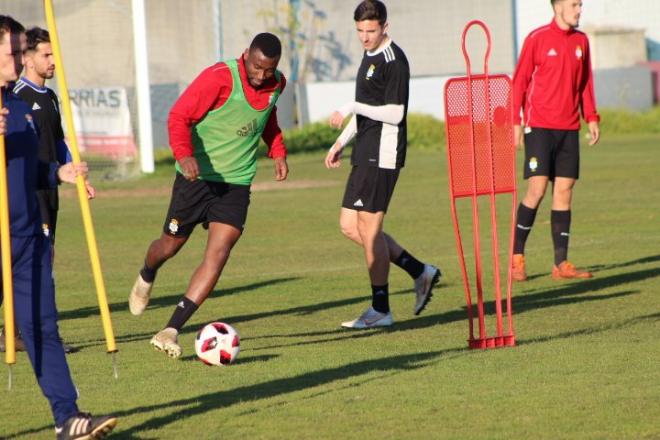 Djak Traoré durante un entrenamiento con el Recreativo. (@recreoficial)