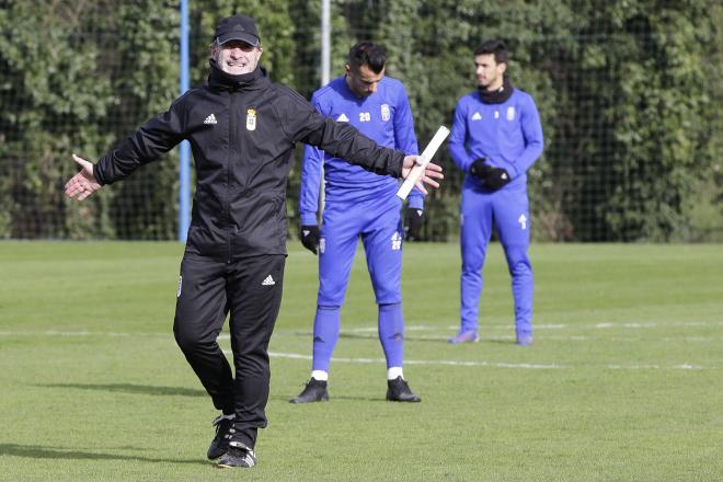 Juan Antonio Anquela, en un entrenamiento del Real Oviedo en El Requexón (Foto: Luis Manso).