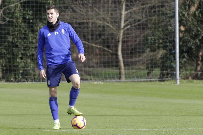 Javi Hernández en una acción del entrenamiento (Foto: Luis Manso).