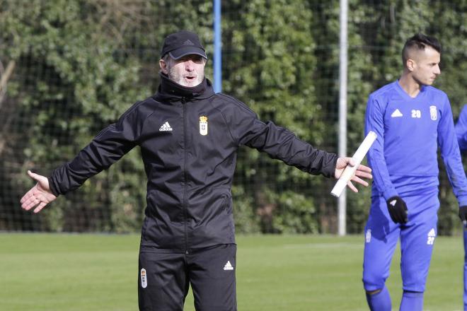 El técnico Juan Antonio Anquela, en un entrenamiento del Real Oviedo en El Requexón (Foto: Luis Manso).