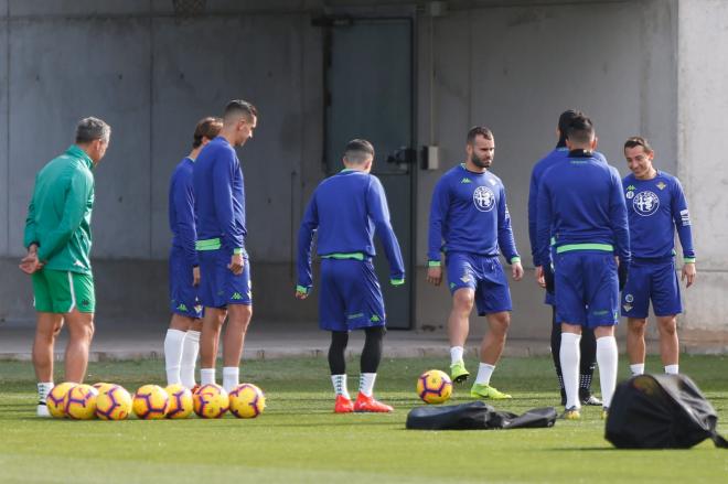 Los futbolistas del Betis en un entrenamiento (foto: Kiko Hurtado).