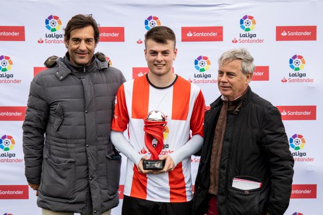 El redactor de El Desmarque Bizkaia, Ander Cotorro, recibiendo el MVP de manos de Urzaiz y López Ufarte.