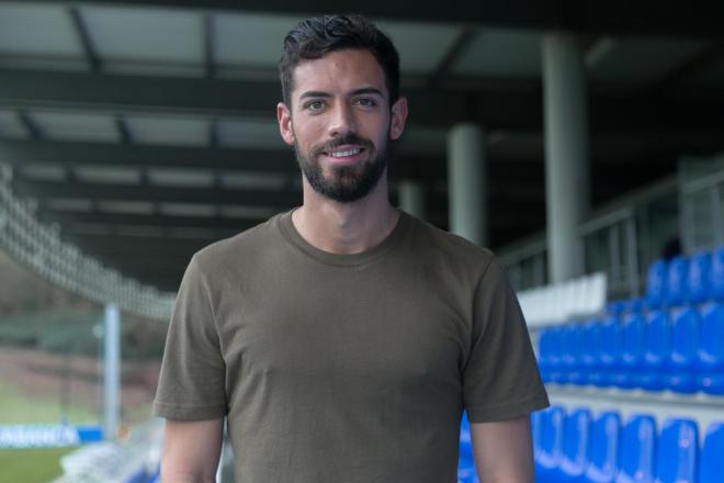 Pablo Marí posa para ElDesmarque en 'El Mundo del Futbol' (Foto: Iris Miquel).