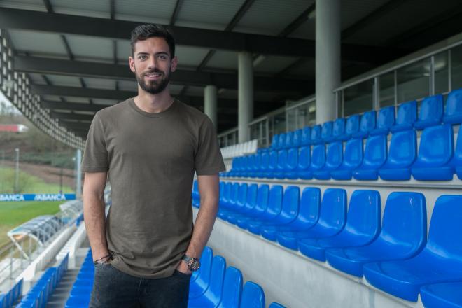 Pablo Marí posa para ElDesmarque en 'El Mundo del Futbol' (Foto: Iris Miquel).