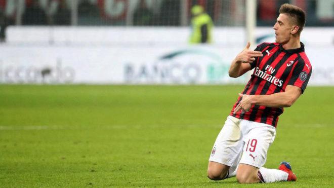 Piatek celebra un gol con el Milan.