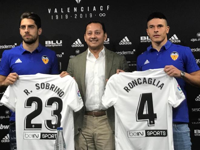 Presentación conjunta de Rubén Sobrino y Facundo Roncaglia, fichajes del Valencia CF.