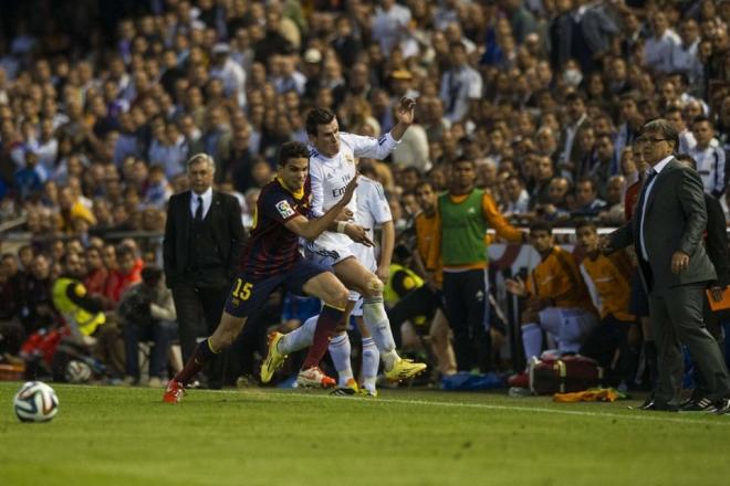 Marc Bartra y Gareth Bale pelean durante la final de Copa del Rey de 2014.