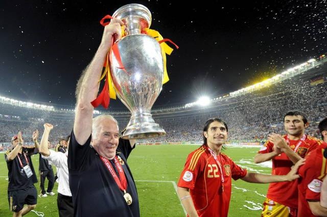 Luis Aragonés levanta la Eurocopa que conquistó con la selección española.