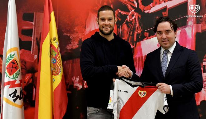 Mario Suárez firma por el Rayo Vallecano.