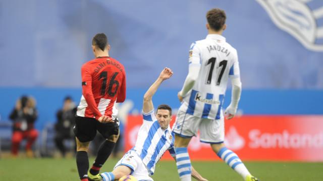 Joseba Zaldua peleando un balón en el derbi (Foto: LaLiga)