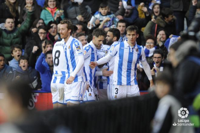 Los jugadores de la Real Sociedad celebran el gol de Oyarzabal ante el Athletic (Foto: LaLiga).