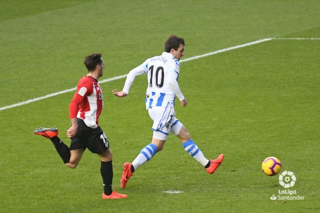 Oyarzabal dispara para marcar el primer gol de la Real ante el Athletic en Anoeta (Foto: LaLiga).