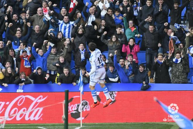 Oyarzabal celebra con la afición de la Real un gol ante el Athletic en Anoeta (Foto: LaLiga).