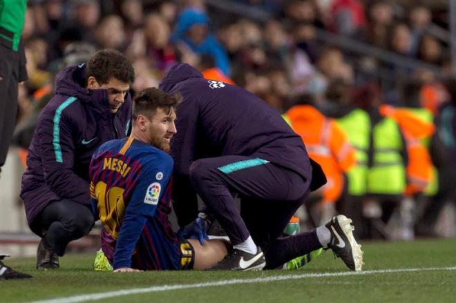 Leo Messi, atendido por los servicios médicos del FC Barcelona.