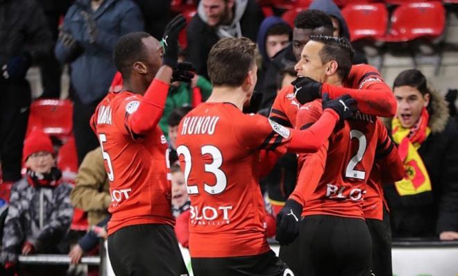 Los jugadores del Rennes celebran el gol.