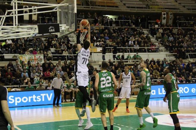 El RETAbet ha ganado por 61-74 en Huesca (Foto: Bilbao Basket).