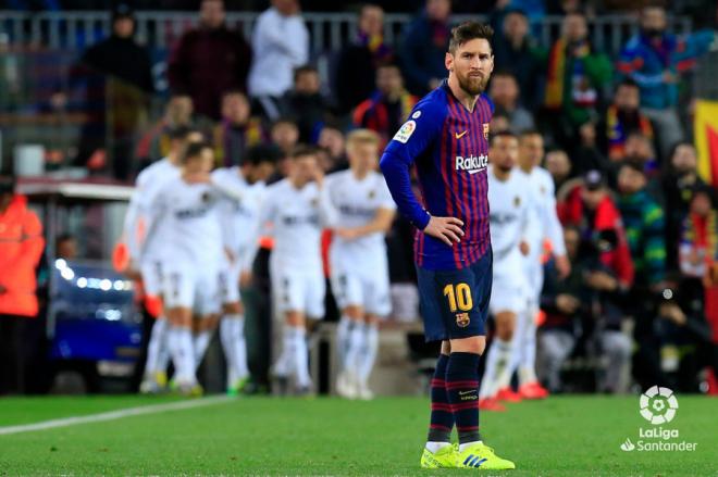 Messi se lamenta en un partido contra el Valencia. (Foto: LaLiga)