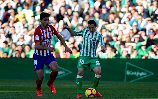 Guardado con la pelota ante Rodrigo (foto: Kiko Hurtado).