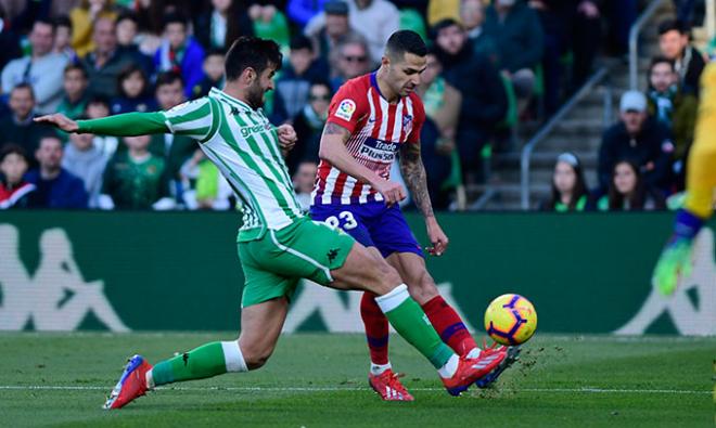 Vitolo y Barragán, en una jugada durante el Betis-Atlético en el Benito Villamarín (Foto: Kiko Hurtado).