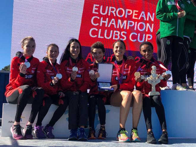 Las integrantes del equipo de Cross posa con su plata en el Campeonato Europeo celebrado en Albufeira