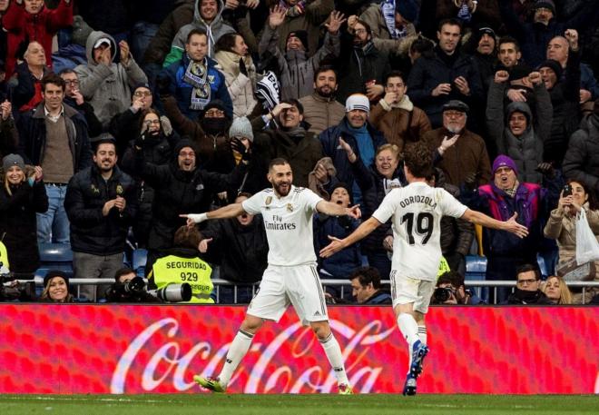 Karim Benzema y Álvaro Odriozola celebran el primer gol del Real Madrid.