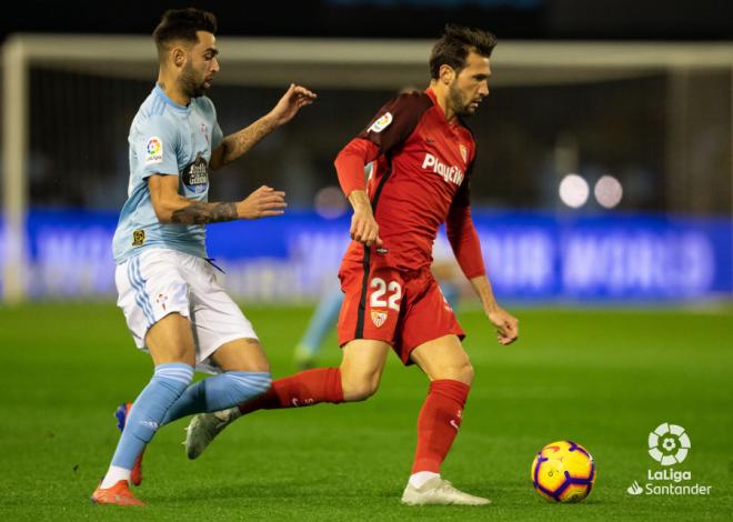 Franco Vázquez conduce la pelota.