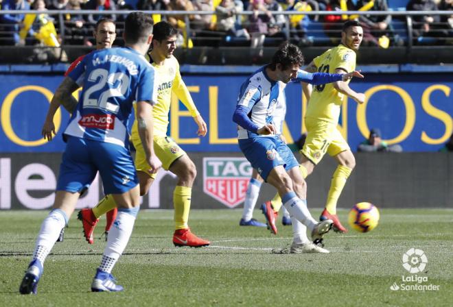 Granero golpea el balón ante Gerard Moreno (Foto: LaLiga).