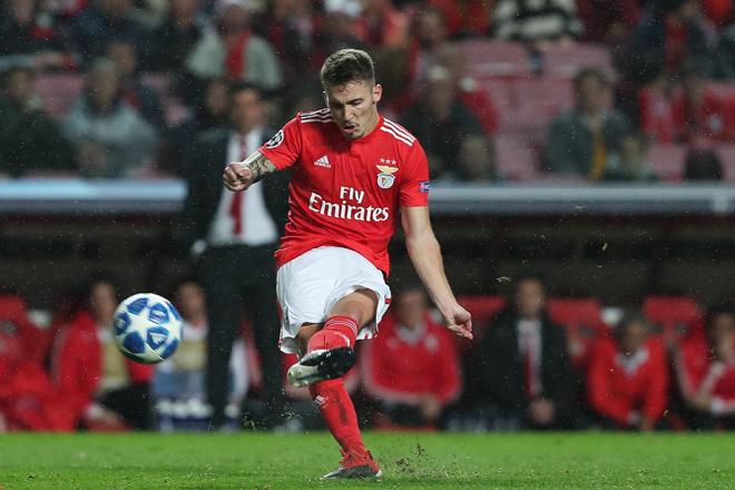 Grimaldo golpea un balón en un partido con el Benfica de la Champions League.