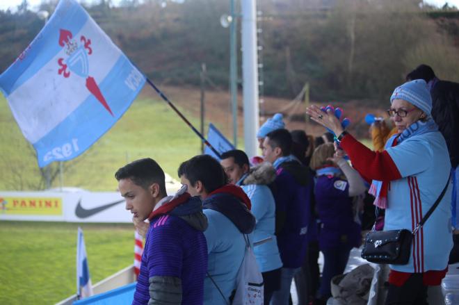 Aficionados del Celta animan al equipo en Abegondo durante el partido contra el Oviedo de LaLiga Genuine (Foto: Iris Miquel).